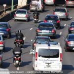 Surcharge routière Trois voies Vue véhicules par l'arrière en fuite