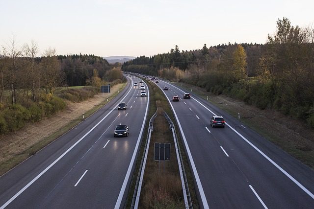 autoroute deux voies courbes Aide aux victimes et familles des accidentés de la route